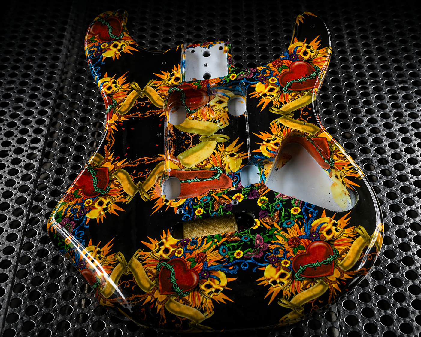 Gitarrenkorpus mit Wassertransferdruck – Skull-, Flammen- und Blumenmotiv